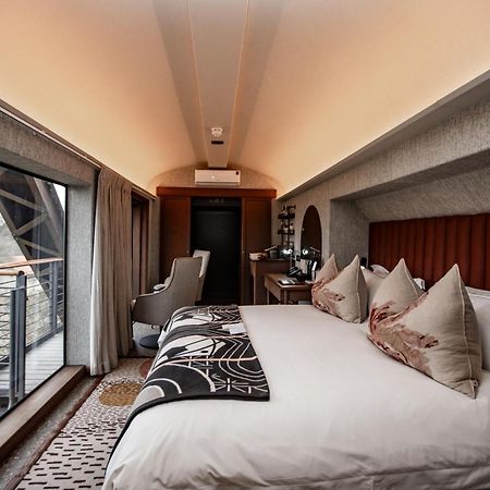 Kruger Shalati - Train On The Bridge & Garden Suites Скукуза Экстерьер фото