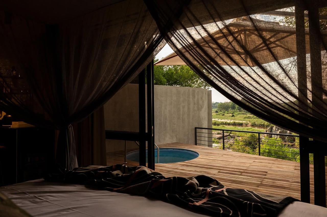 Kruger Shalati - Train On The Bridge & Garden Suites Скукуза Экстерьер фото