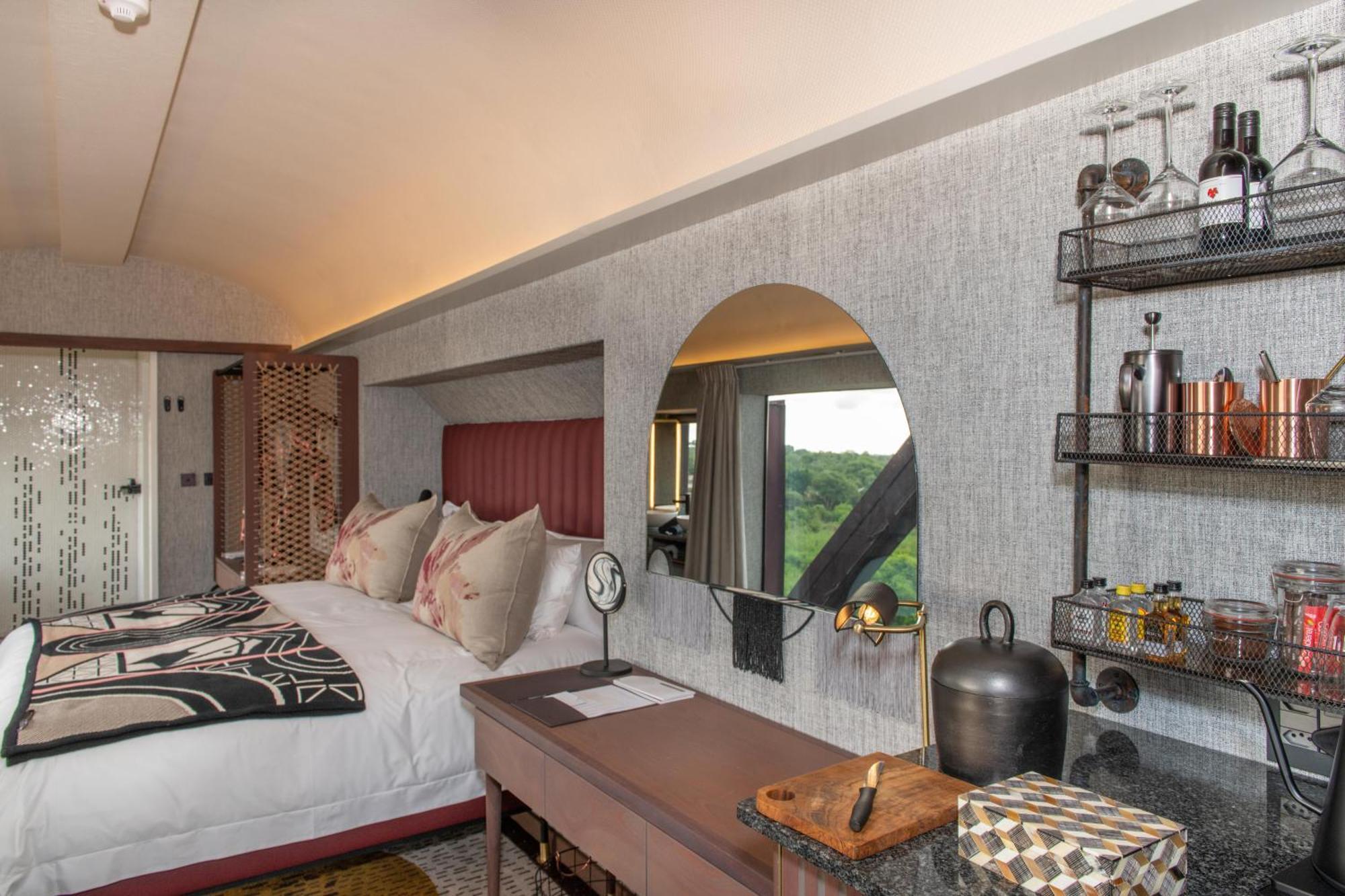 Kruger Shalati - Train On The Bridge & Garden Suites Скукуза Экстерьер фото