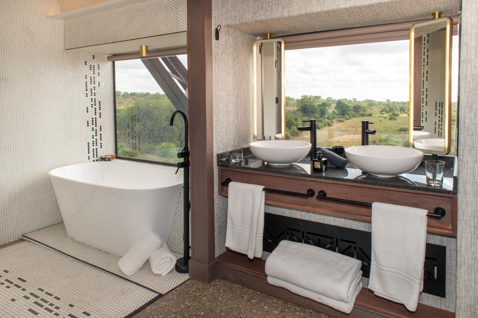 Kruger Shalati - Train On The Bridge & Garden Suites Скукуза Экстерьер фото