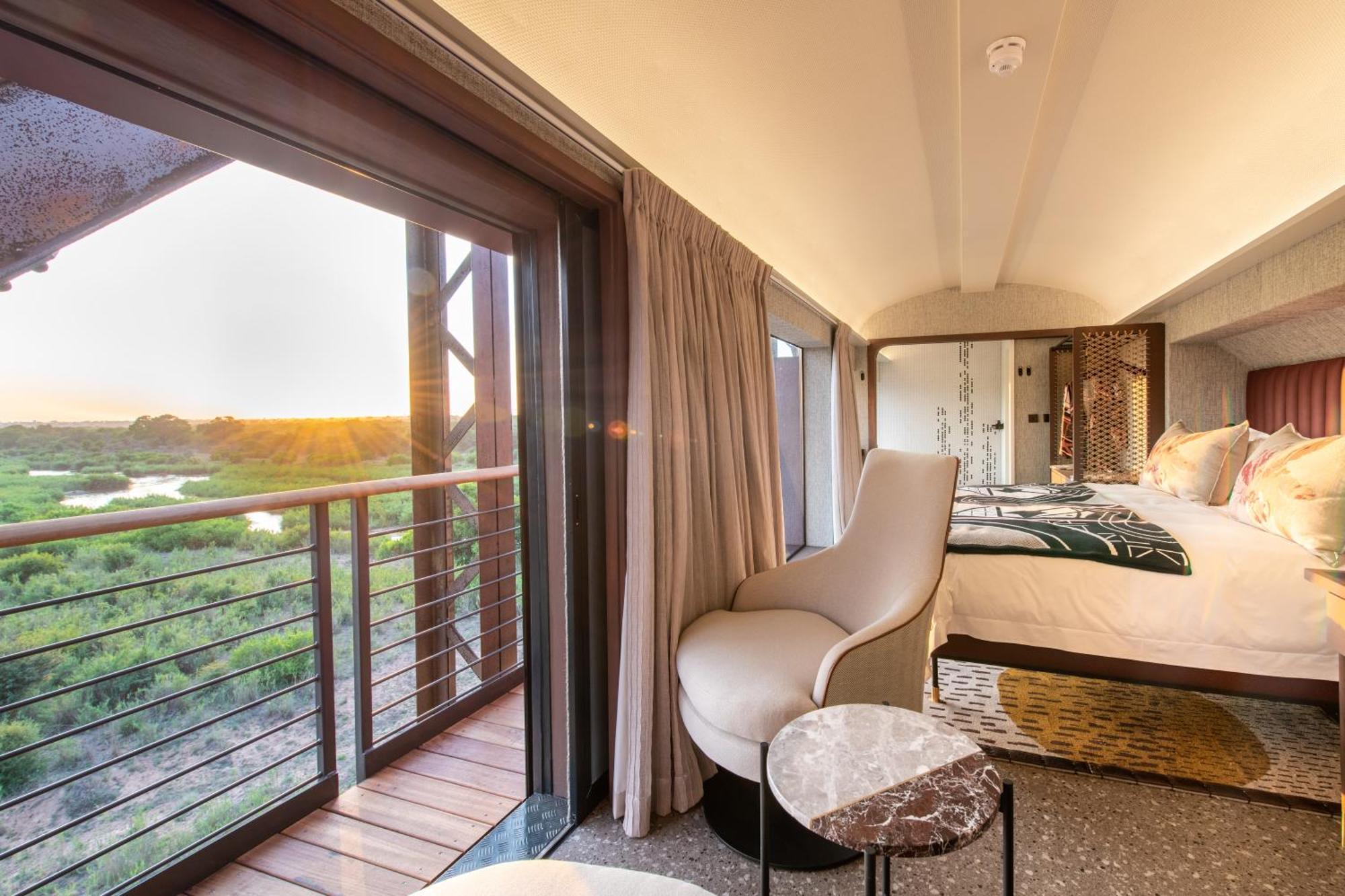 Kruger Shalati - Train On The Bridge & Garden Suites Скукуза Экстерьер фото